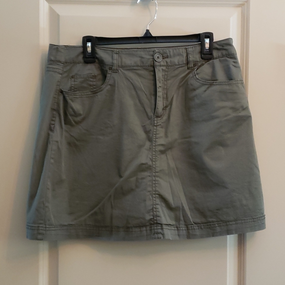 Women's size 16P green Croft &Barrow skorts